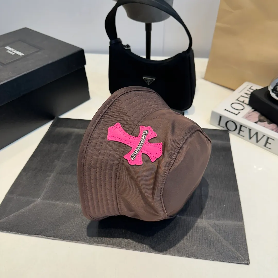 P70 𝐶ℎ𝑟𝑜𝑚𝑒 𝐻𝑒𝑎𝑟𝑡𝑠 Crow Heart Chocolate Barbie Pink Cross Leather Brand Horseshoe Roll Sleeves Sanskrit Letters Fisherman Hat Sun Hat